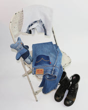 Load image into Gallery viewer, Reworked embroidery pocket Levi&#39;s 501
