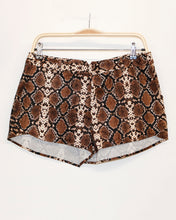 Load image into Gallery viewer, Denim Pockets Python printed Short, Size M
